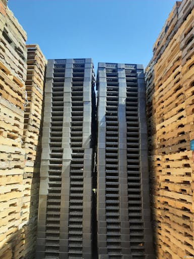 Plastic Pallets For Sale: Used 43x43x5 Thick Bottom Plastic Pallets Quebec In Quebec - image  2