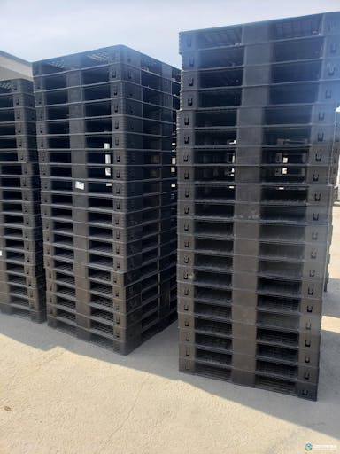 Plastic Pallets For Sale: Used 48x40x5 Stackable Plastic Pallets Quebec In Quebec - image  3