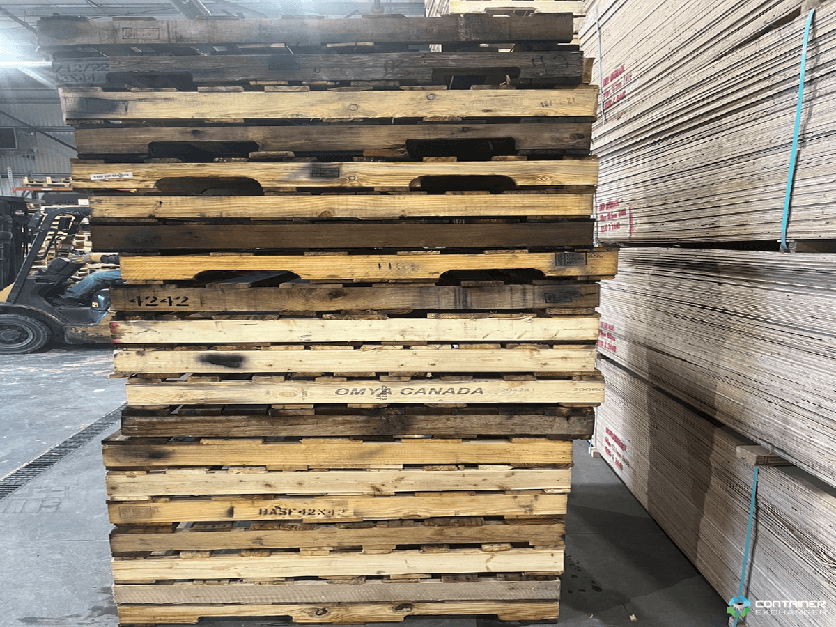 Wood Pallets For Sale: Refurbished 42x42x4.5-5 Wood Pallets Ontario In Ontario - image  2