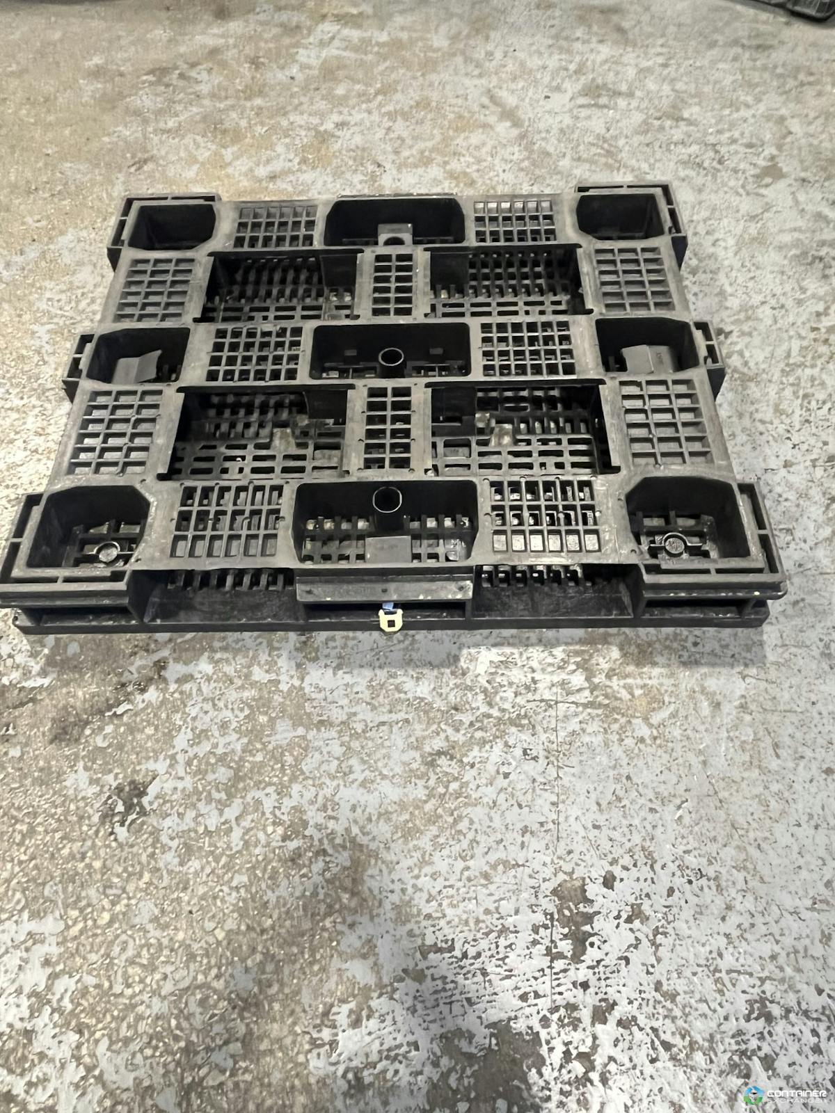 Plastic Pallets For Sale: Refurbished 48x57x5 Heavy Duty HDPE Stackable Plastic Pallets Ontario In Ontario - image  3