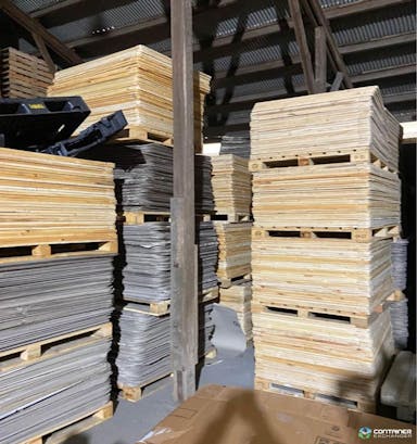 Plastic Pallets For Sale: Used 44x56x1 Plastic and Wood Top Frames Ontario In Quebec - image  2
