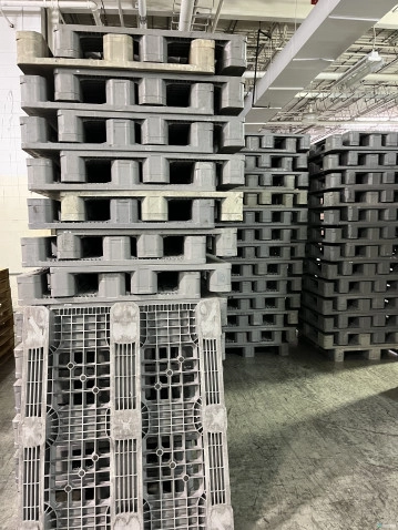 Plastic Pallets For Sale: Used 48x40 Heavy Duty Plastic Pallets Mixed colors Massachusetts In Massachusetts - image 3 Plastic Pallets For Sale: Used 48x40 Heavy Duty Plastic Pallets Mixed colors Massachusetts In Massachusetts - image 3