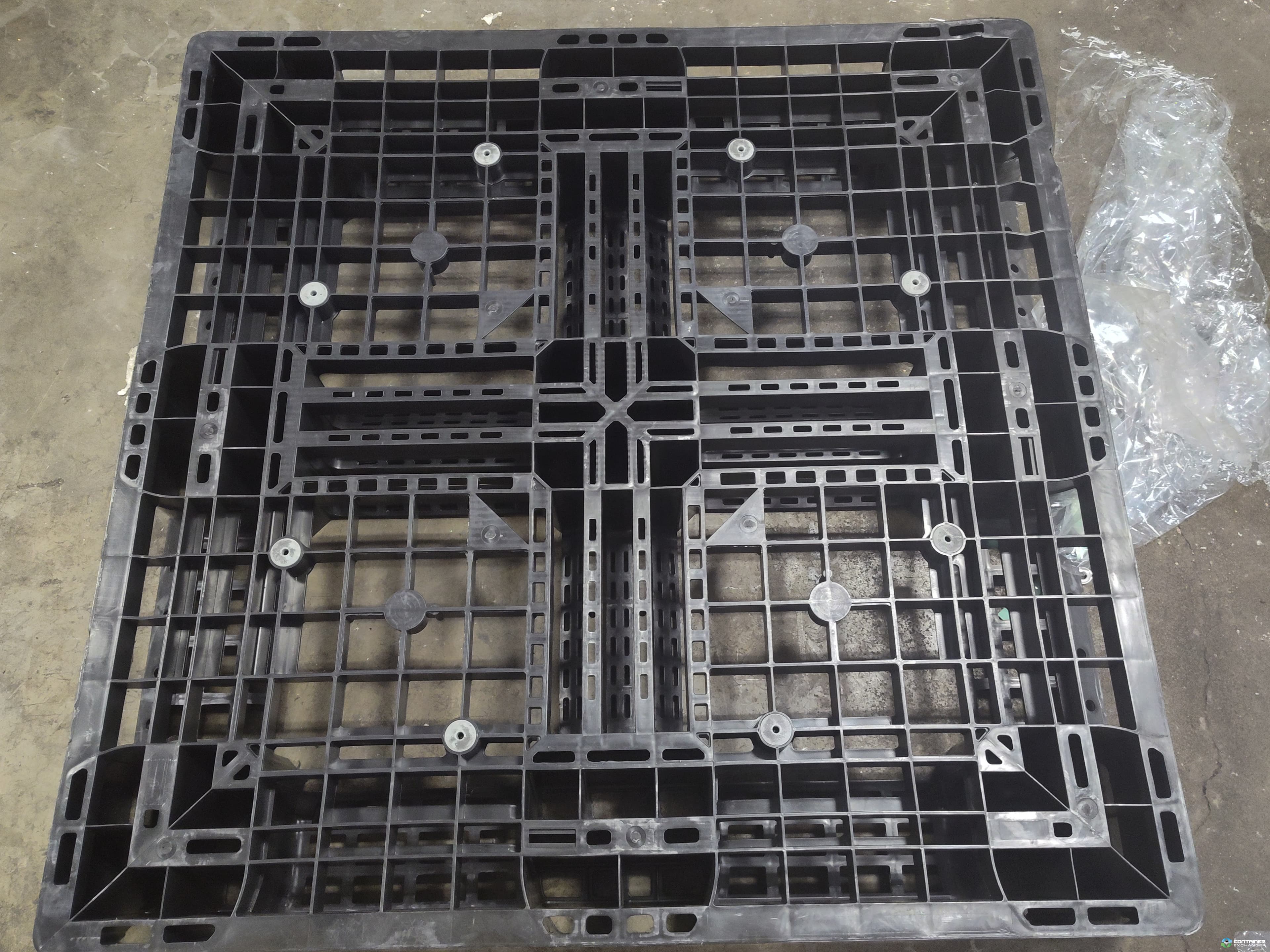 Plastic Pallets For Sale: CLEARANCED - Used 43x43x6 Black Plastic Pallets Export PP/PE Ohio In Ohio - image  2 Plastic Pallets For Sale: CLEARANCED - Used 43x43x6 Black Plastic Pallets Export PP/PE Ohio In Ohio - image  2