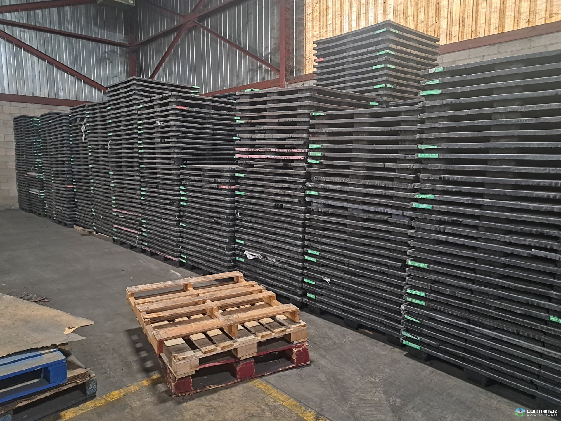Plastic Pallets For Sale: Used 45x45x5 HPPE Nestable Plastic Pallets Ontario In Ontario - image 2 Plastic Pallets For Sale: Used 45x45x5 HPPE Nestable Plastic Pallets Ontario In Ontario - image 2