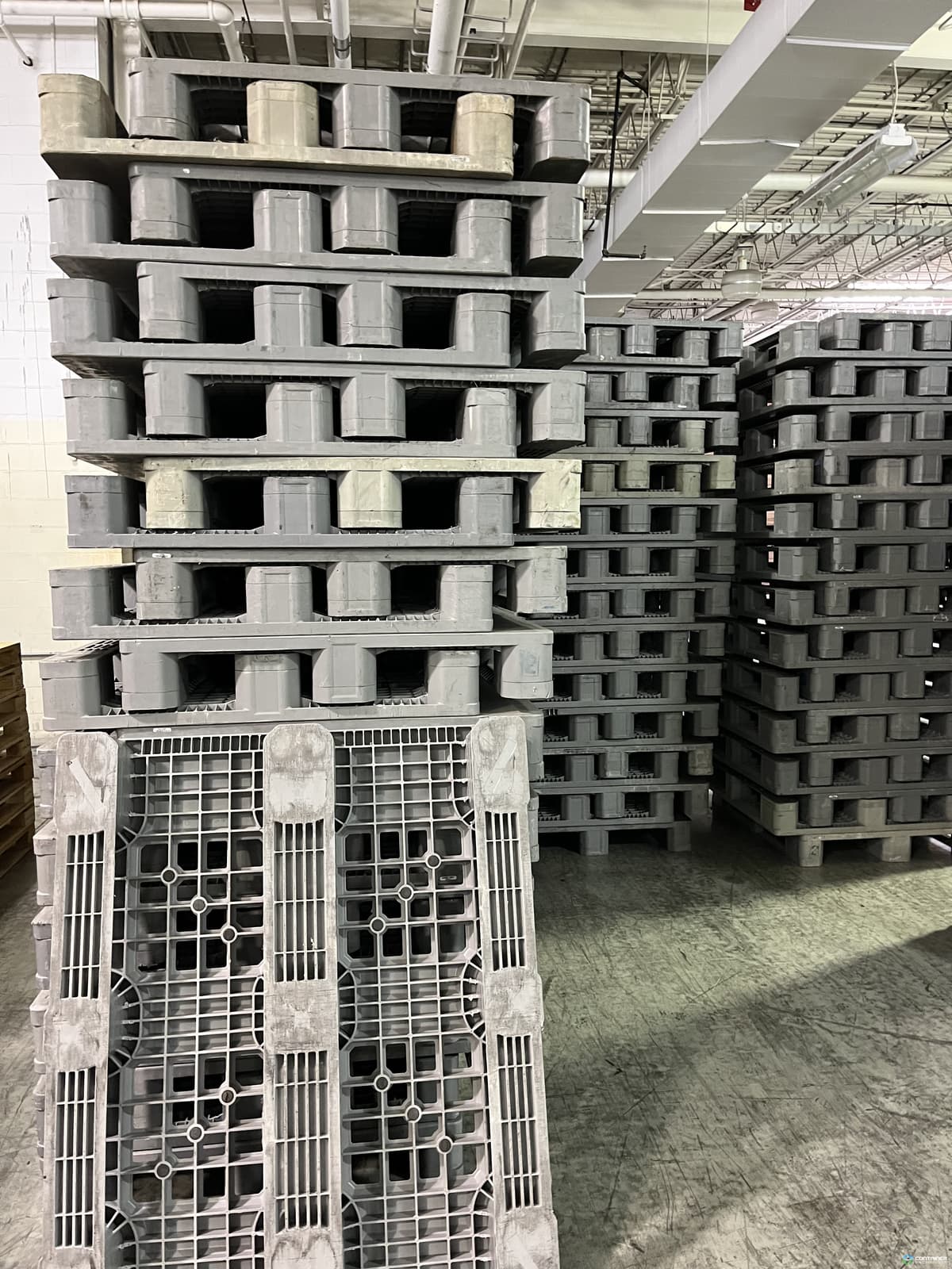Used 48x40 Heavy Duty Plastic Pallets Mixed colors