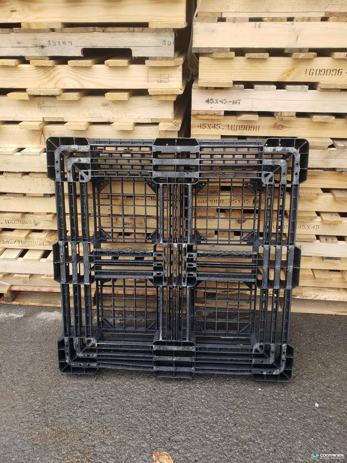 Used 48x40x5 Stackable Plastic Pallets Quebec | Container Exchanger